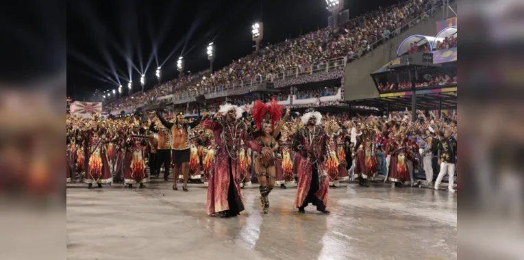 Viviane Araújo bombou como Rainha da Bateria do Salgueiro na Sapucaí nesta madrugada desta segunda-feira (20)