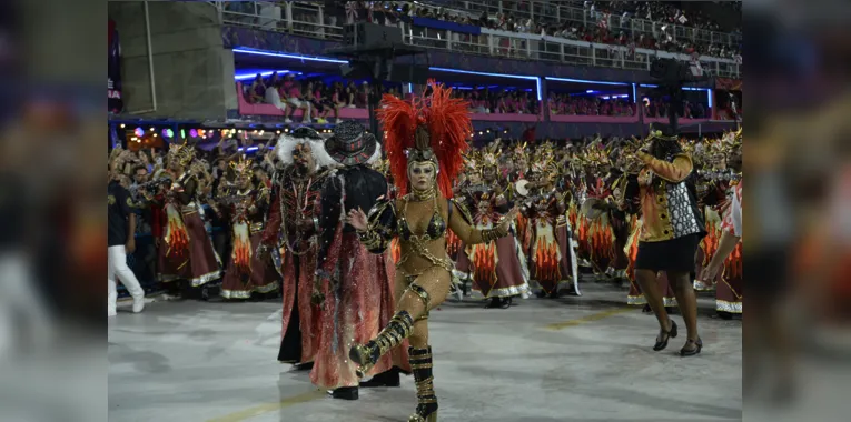Viviane Araújo bombou como Rainha da Bateria do Salgueiro na Sapucaí nesta madrugada desta segunda-feira (20)