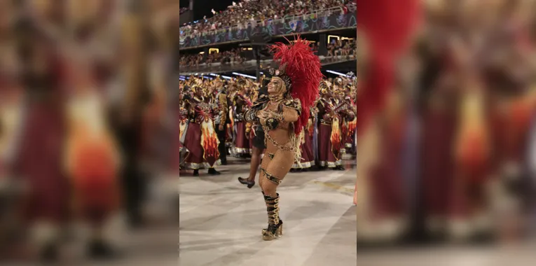 Viviane Araújo bombou como Rainha da Bateria do Salgueiro na Sapucaí nesta madrugada desta segunda-feira (20)