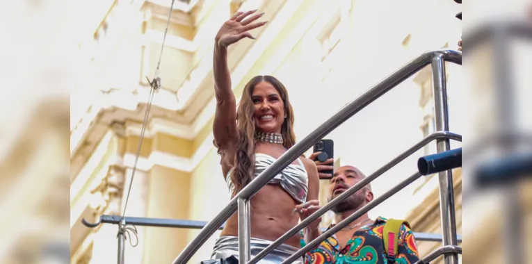 Deborah Secco marca presença em Bloco da Anitta no Rio 