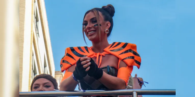 Nicole Bahls esbanja simpatia em Bloco da Anitta