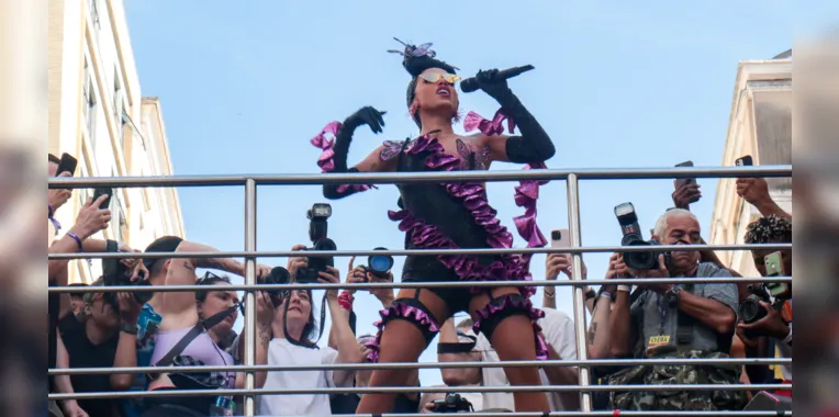 Anitta se jogou na folia carioca do jeito que ela gosta 