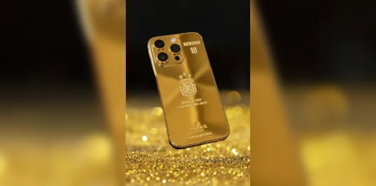 Messi presenteia companheiros de seleção com 35 iPhones de ouro