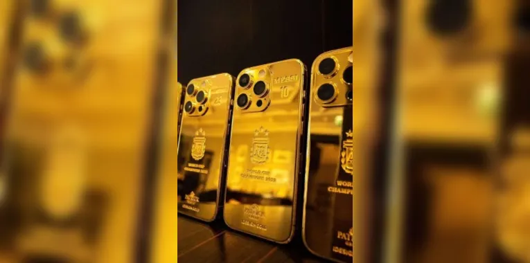 Messi presenteia companheiros de seleção com 35 iPhones de ouro