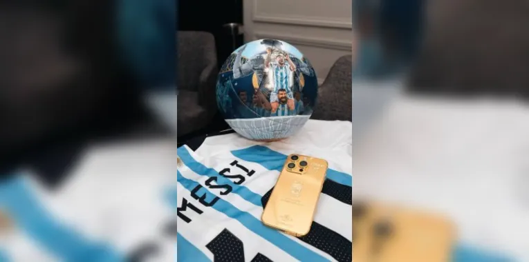Messi presenteia companheiros de seleção com 35 iPhones de ouro