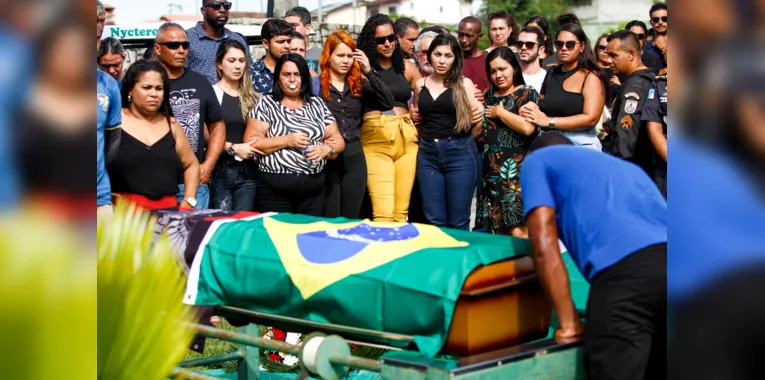 Enterro aconteceu na tarde desta segunda-feira (6)
