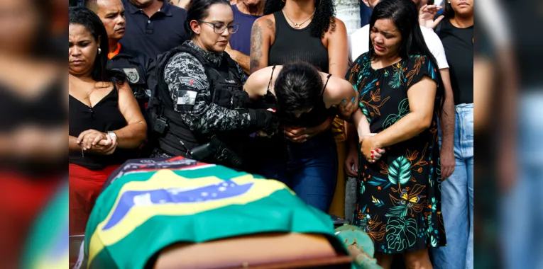 Mariana, atual esposa do cabo, estava muito abalada e precisou ser consolada por amigos 