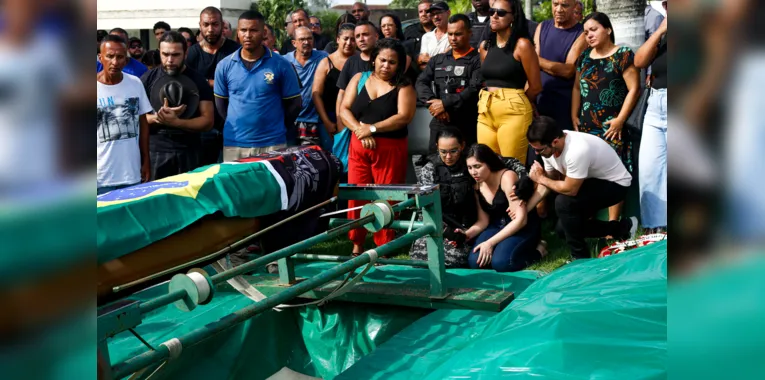 Mariana, atual esposa do cabo, estava muito abalada e precisou ser consolada por amigos 