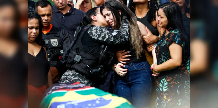 Mariana, atual esposa do cabo, estava muito abalada e precisou ser consolada por amigos 