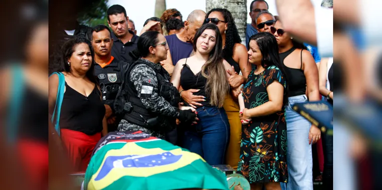 Mariana, atual esposa do cabo, estava muito abalada e precisou ser consolada por amigos 