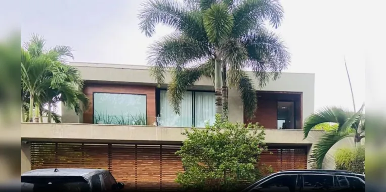 A atriz Sthefany Brito colocou sua mansão de luxo à venda