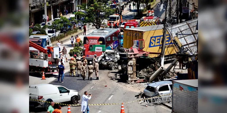 Acidente envolveu 12 carros na Alameda São Boaventura