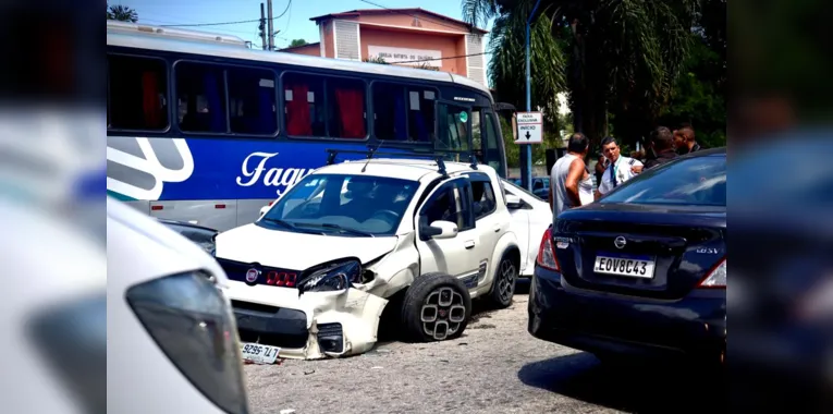 Acidente envolveu 12 carros na Alameda São Boaventura