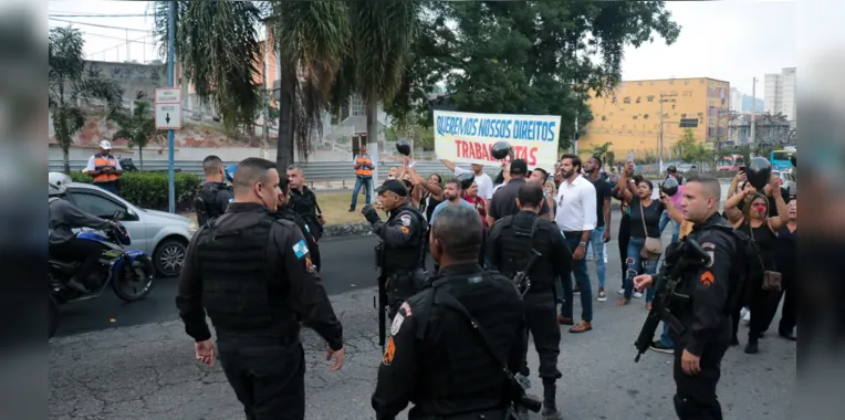 Policiais auxiliam ato em Niterói