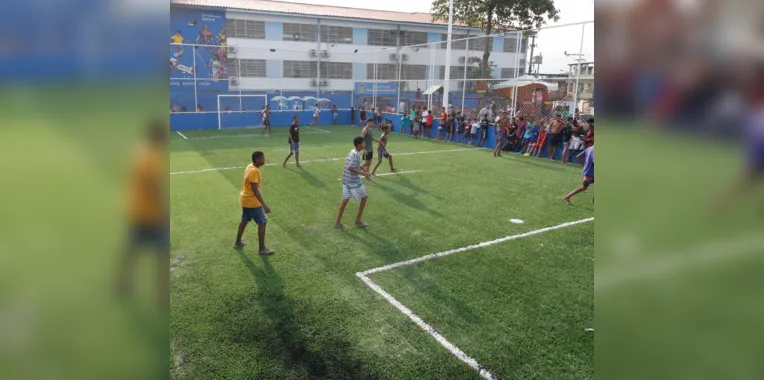 A quadra da praça agora possui grama sintética 