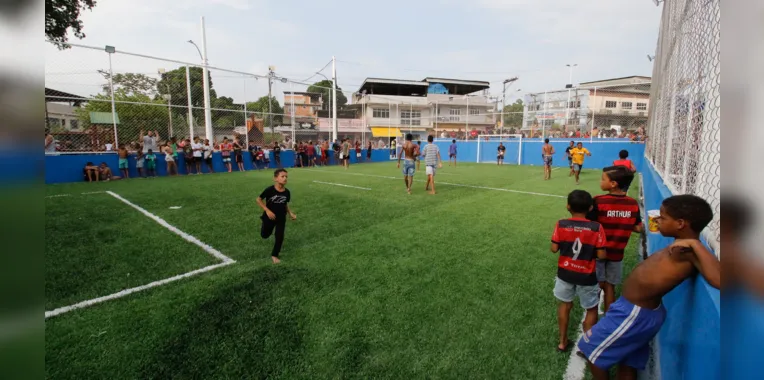A quadra está totalmente reformada e ainda possui arquibancada para os familiares e amigos assistirem aos jogos 
