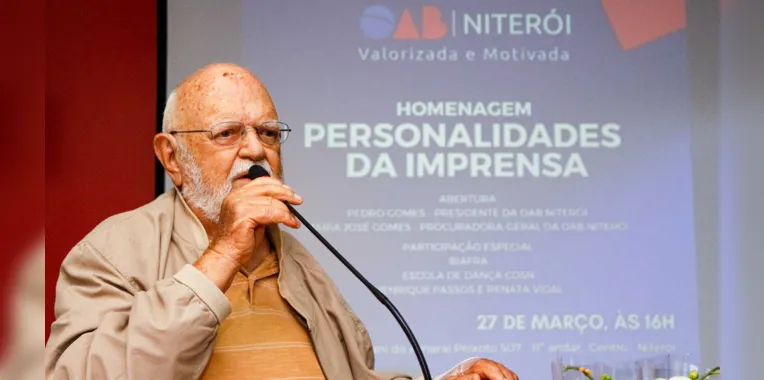 O jornalista e escritor Carlos Ruas foi ovacionado pelo público