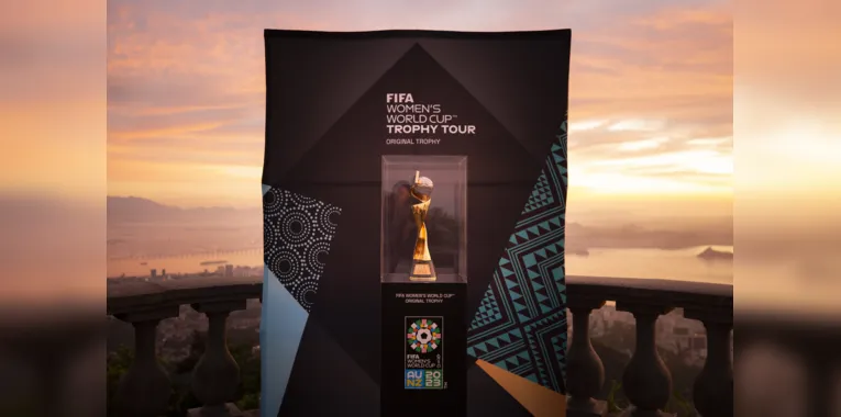 Taça da Copa do Mundo Feminino é exibida no Corcovado