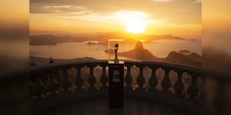Taça da Copa do Mundo Feminino é exibida no Corcovado