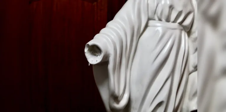 A Santa Nossa Senhora do Sorriso ficou sem um braço durante o ato de vandalismo 