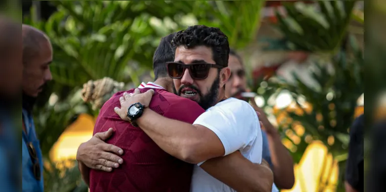 Parentes e amigos se abraçam durante cerimônia