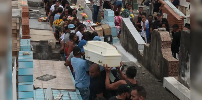'Tirou meu coração' diz mãe de Ester Oliveira, morta em tiroteio em Madureira