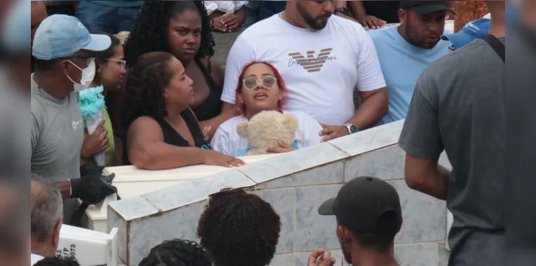 'Tirou meu coração' diz mãe de Ester Oliveira, morta em tiroteio em Madureira