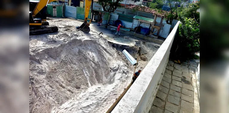 Profissionais continuam trabalhando mesmo com os danos à residência ao lado