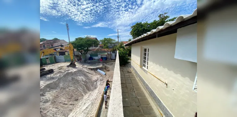 Profissionais continuam trabalhando mesmo com os danos à residência ao lado