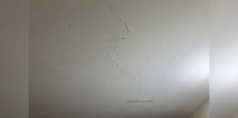 Rachaduras podem ser vistas até no teto