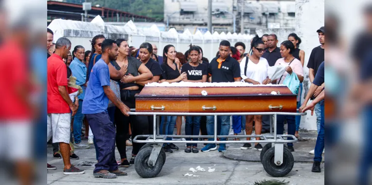 Familiares e amigos de Gabriel deram o último adeus ao jovem na tarde desta terça-feira (18) 