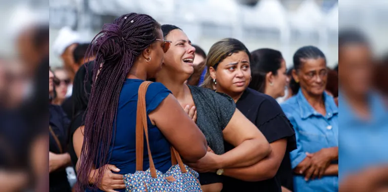 Familiares e amigos de Gabriel deram o último adeus ao jovem na tarde desta terça-feira (18) 