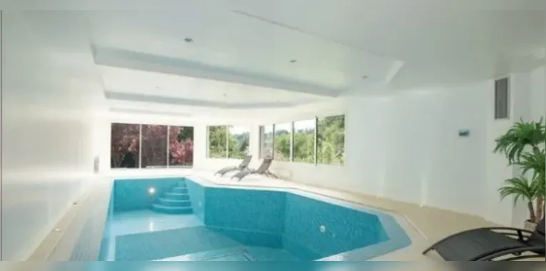 A mansão possui piscina interna 