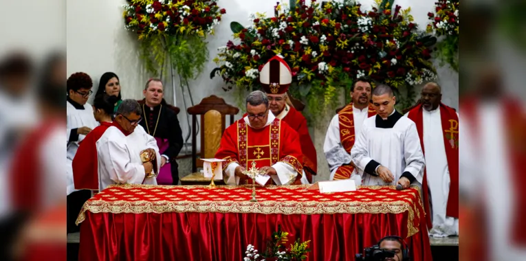 A missa realizada às 10h30 contou com a presença do Arcebispo Orani Tempesta e mais de centenas de fiéis 