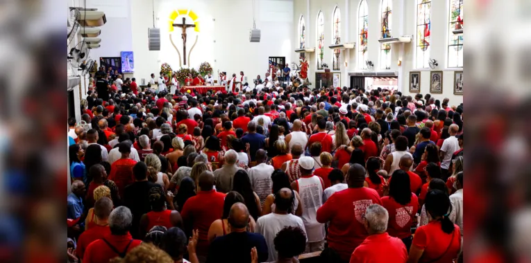 A missa realizada às 10h30 contou com a presença do Arcebispo Orani Tempesta e mais de centenas de fiéis 