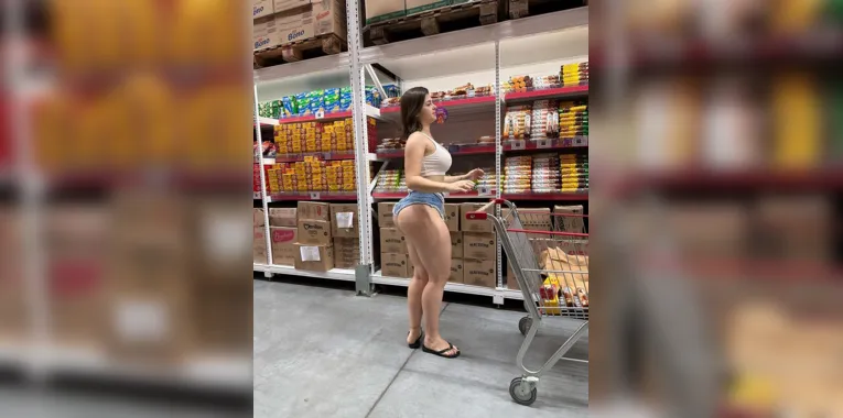 A influenciadora foi expulsa do supermercado por conta de suas roupas