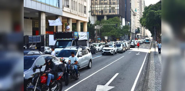 Motoristas durante protesto sobre as tarifas dos aplicativos