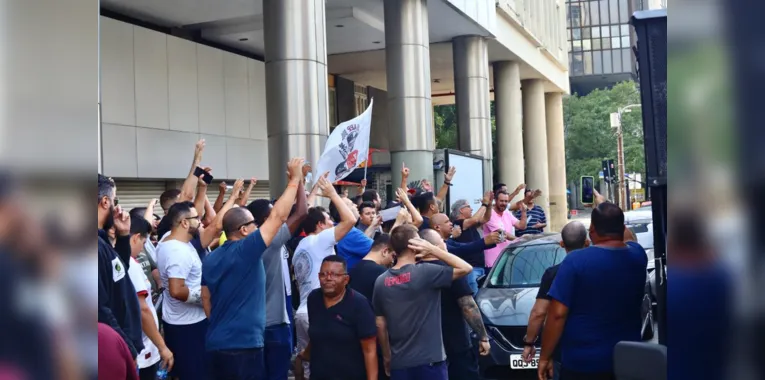 Motoristas durante protesto sobre as tarifas dos aplicativos