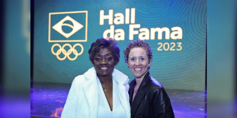 Maria Emília, filha da corredora Melânia Luz posa ao lado da pernanbucana Yane Marques, que também entrou no Hall da Fama do COB. Entre os feitos de Yane, está a conquista da  primeira medalha do Brasil no pentatlo, nos Jogos de Londres (2012).