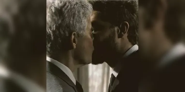 Cláudio (José Mayer) e Leonardo (Klebber Toledo) se beijavam durante uma briga, no entanto, foi cortado