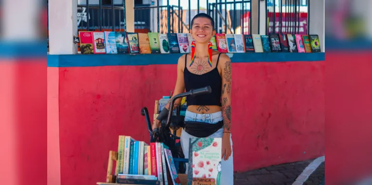 Isabella Nunes, de 21 anos, expõe os livros pela cidade