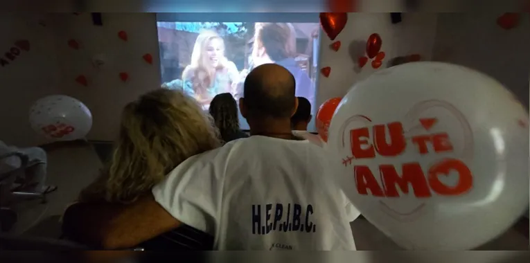 Hospital tem sessão de cinema para pacientes no 'Dia dos Namorados'