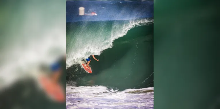Surfistas impressionam em ondas de 4 metros no Itacoatiara Big Wave