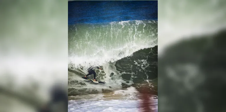 Surfistas impressionam em ondas de 4 metros no Itacoatiara Big Wave