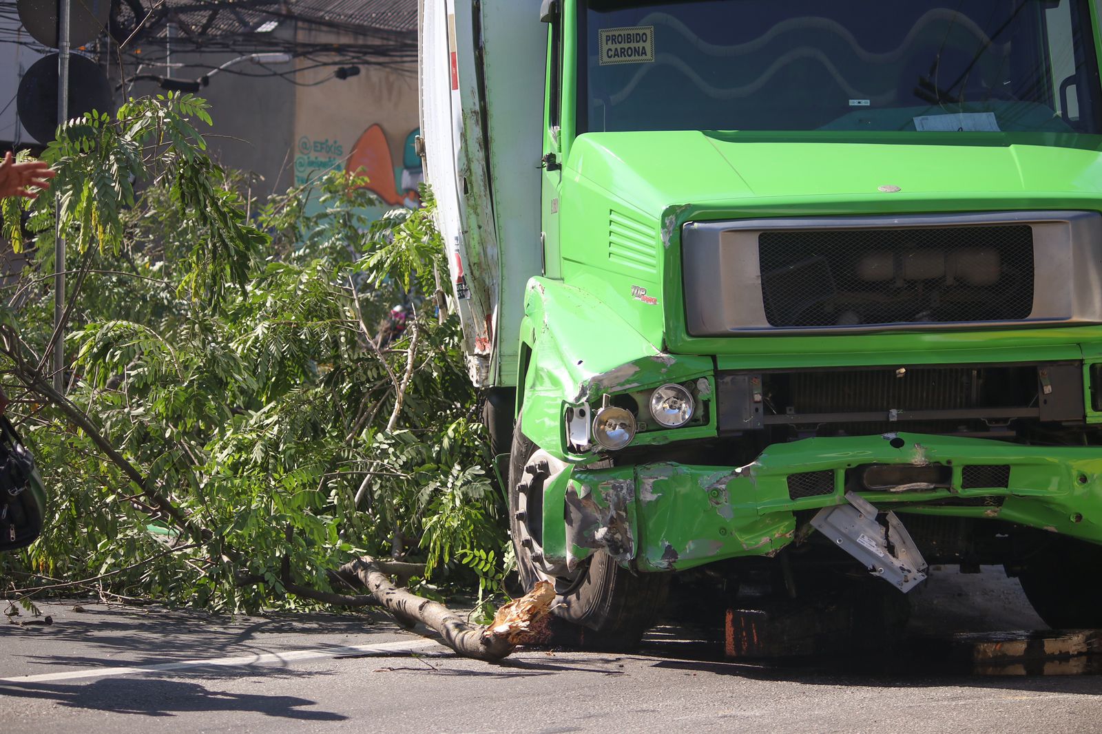 Caminhão perde freio e invade pista contrária na Alameda; vídeo
