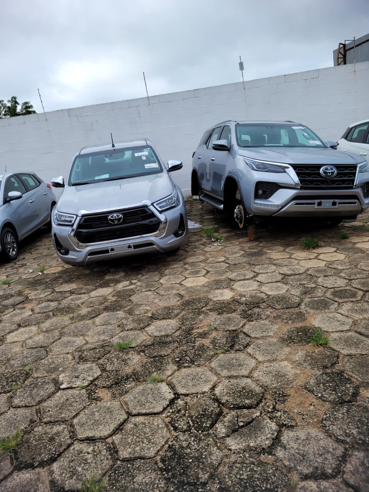 Carros com rodas furtadas