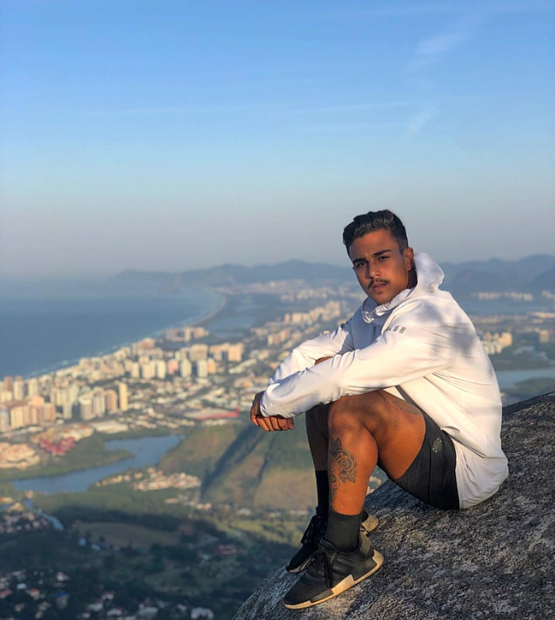 O jovem esbanja um corpo escultural e é amante da praia.