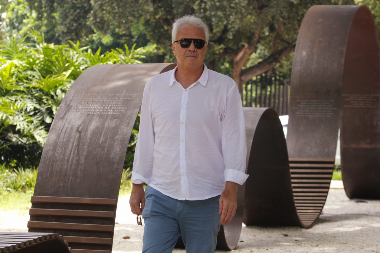 Famosos dão último adeus à Glória Maria em cemitério do Rio