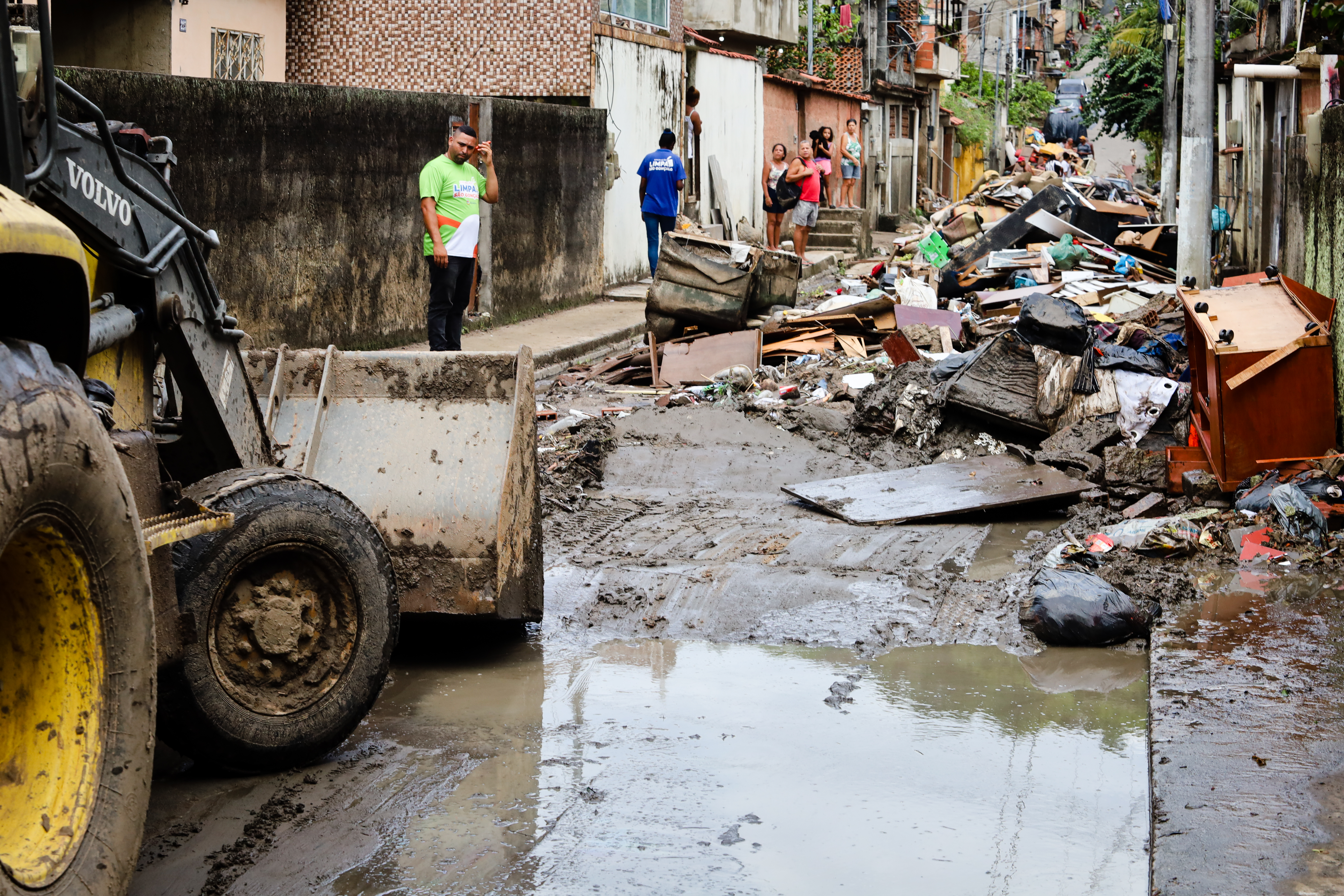 A rua segue com muita lama e muitos itens perdidos pelos moradores