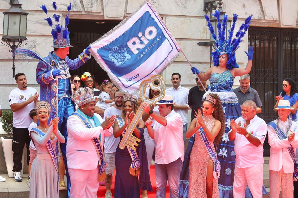 Folia aberta no Rio: prefeito entrega chave da cidade ao Rei Momo
